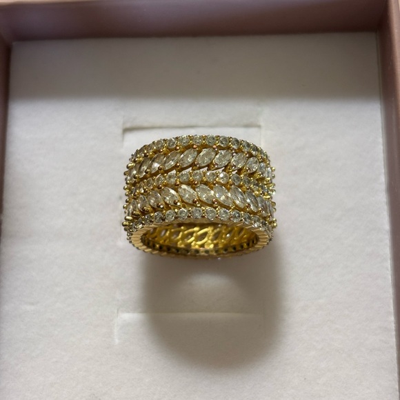 Elegant Gold and Silver Women's Ring - Picture 1 of 3